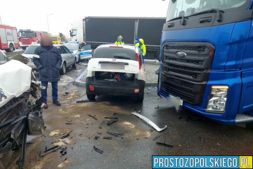 Zderzenie ciężarówki z busem i osobówką w Rogowie Opolskim.(Zdjęcia)