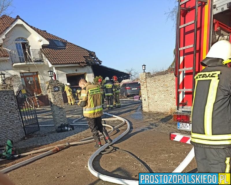 Pożar auta w Pakosławicach, od którego zapaliła się elewacja budynku.(Zdjęcia)