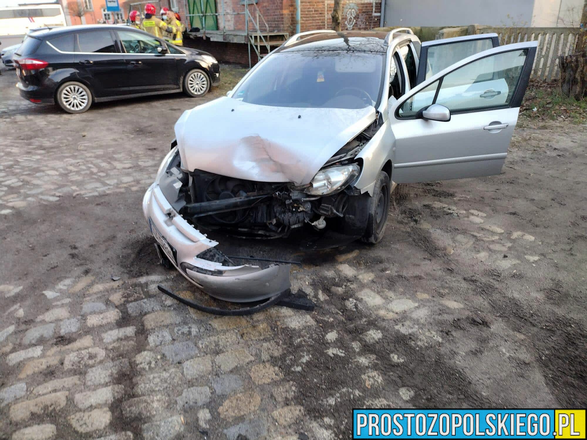 19-latka mająca prawo jazdy od dwóch miesięcy spowodowała kolizję w Namysłowie.(Zdjęcia)