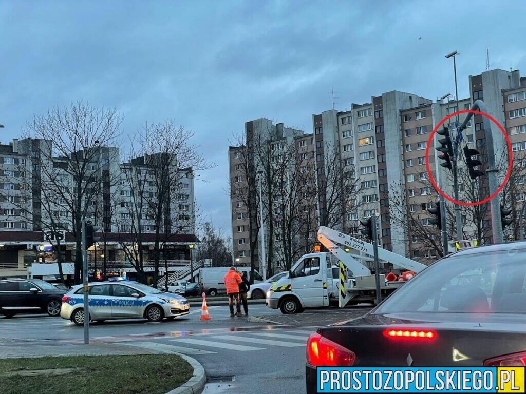 Zerwany sygnalizator świetlny na skrzyżowaniu w Opolu.(Zdjęcia&Wideo)