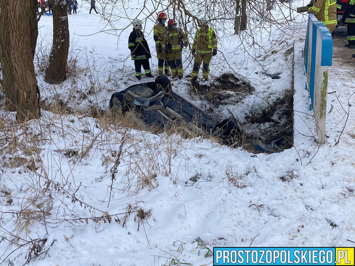 Samochód wpadł do rzeki w Kniei. 22-latek tłumaczył się, że było ślisko na drodze.(Zdjęcia&Wideo)