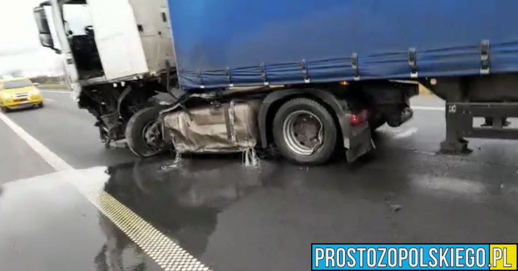 Wypadek śmiertelny na DK40 w Lubrzy. Doszło tam do zderzenia osobówki z ciężarówką.(Wideo)