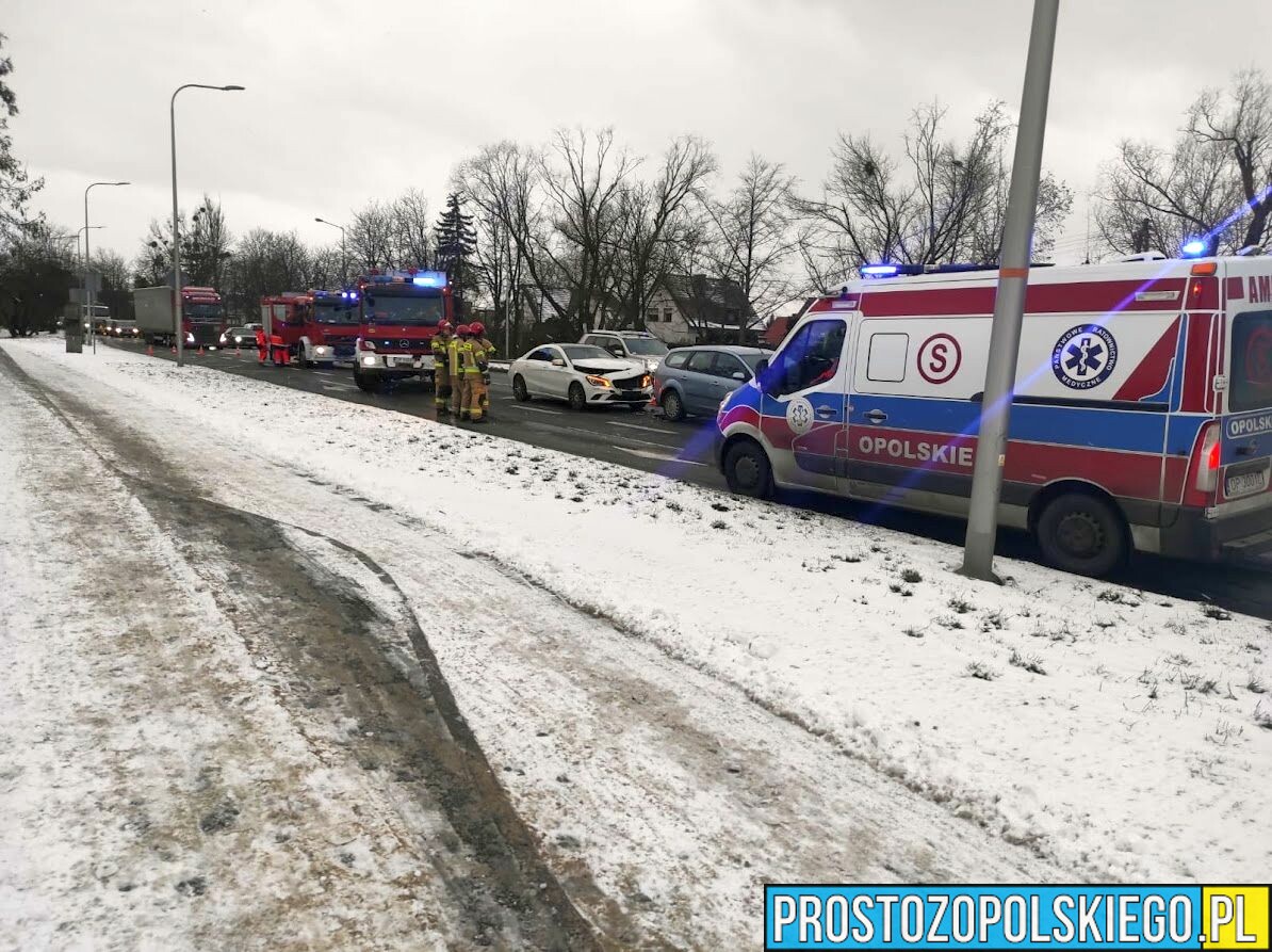 Zderzenie trzech samochodów na ul.Ozimskiej w Opolu. Jedna osoba zabrana do szpitala(Zdjęcia)