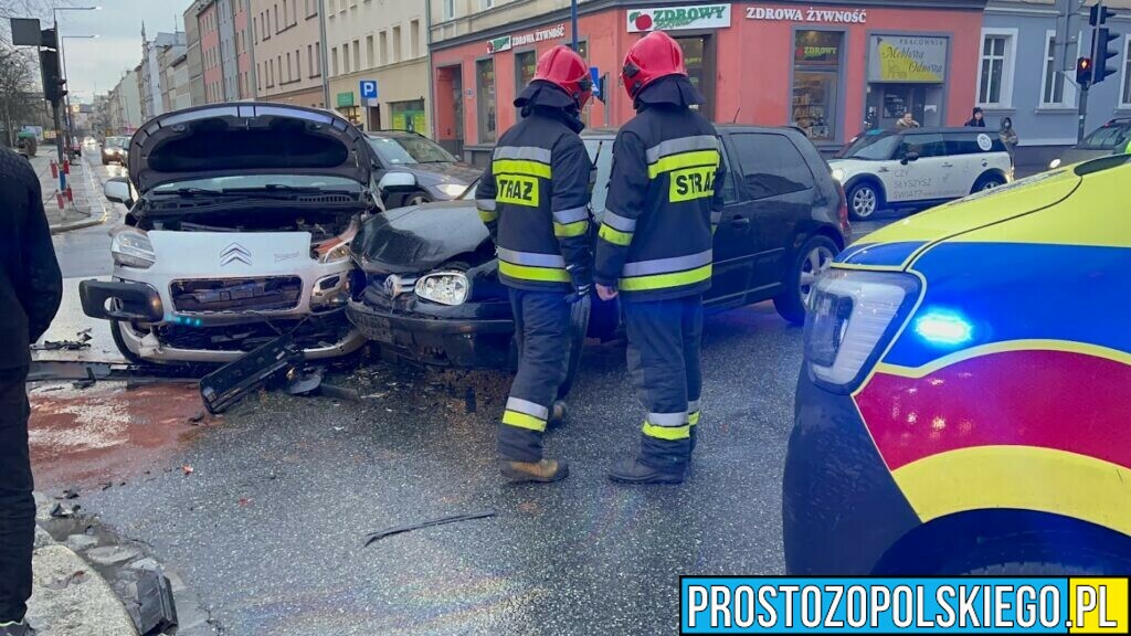 Zderzenie dwóch aut na skrzyżowaniu ulic 1-go Maja Katowicka w Opolu. Jedna osoba została zabrana do szpitala(Zdjęcia)