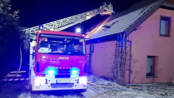 Pożar poddasza domu jednorodzinnego w Małujowicach. W akcji brało udział 5 zastępów straży.