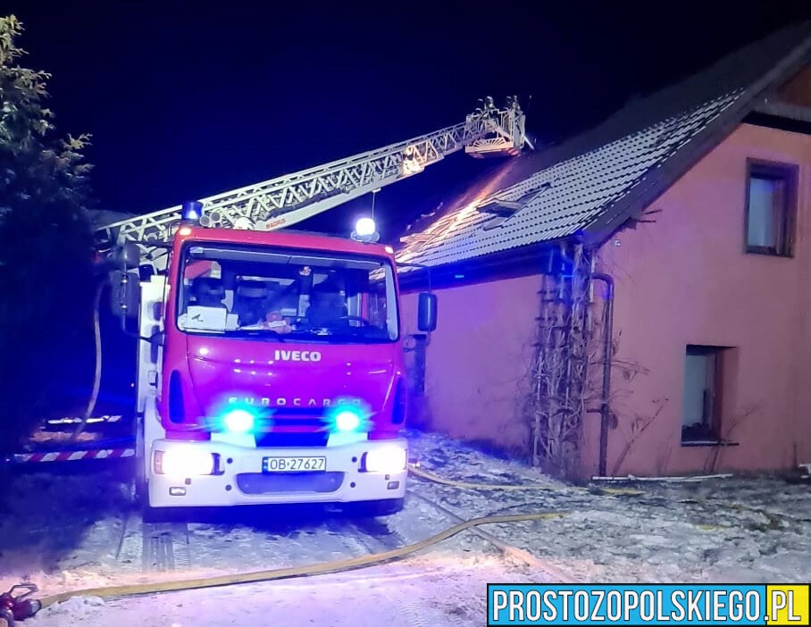 Pożar poddasza domu jednorodzinnego w Małujowicach. W akcji brało udział 5 zastępów straży.
