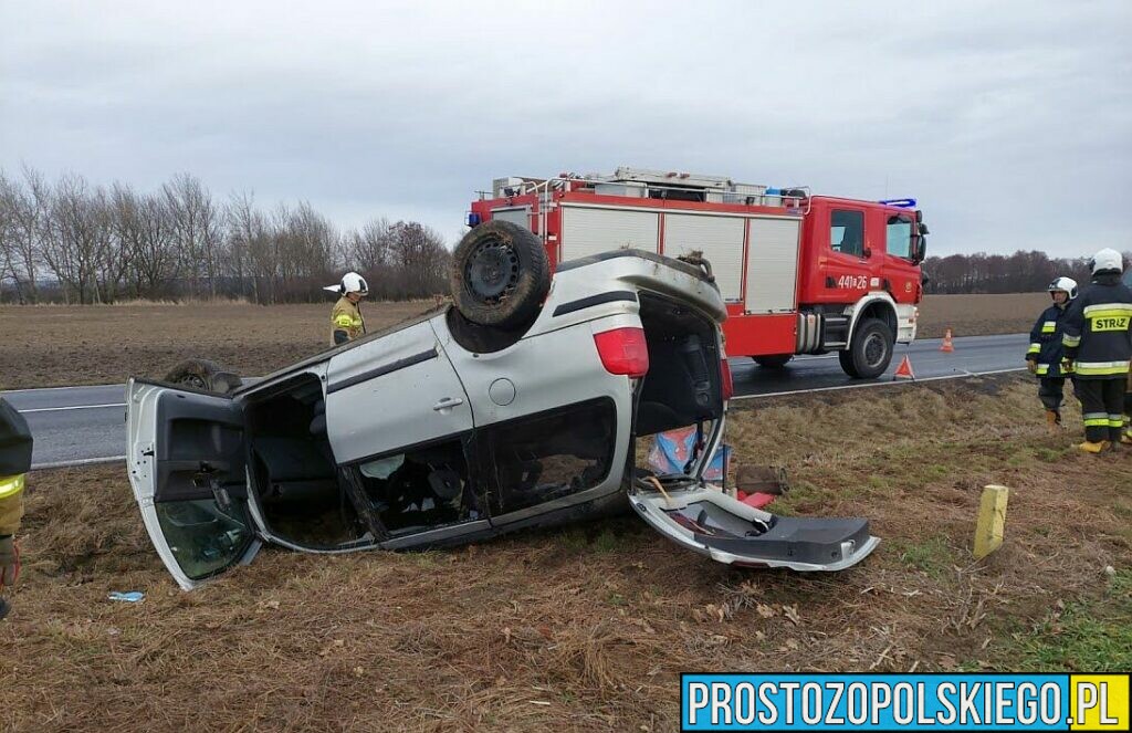 Dachowanie auta na DK45 w miejscowości Żużela koło Krapkowic. Jedna osoba poszkodowana.(Zdjęcia)