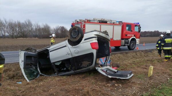 Dachowanie auta na DK45 w miejscowości Żużela koło Krapkowic. Jedna osoba poszkodowana.(Zdjęcia)