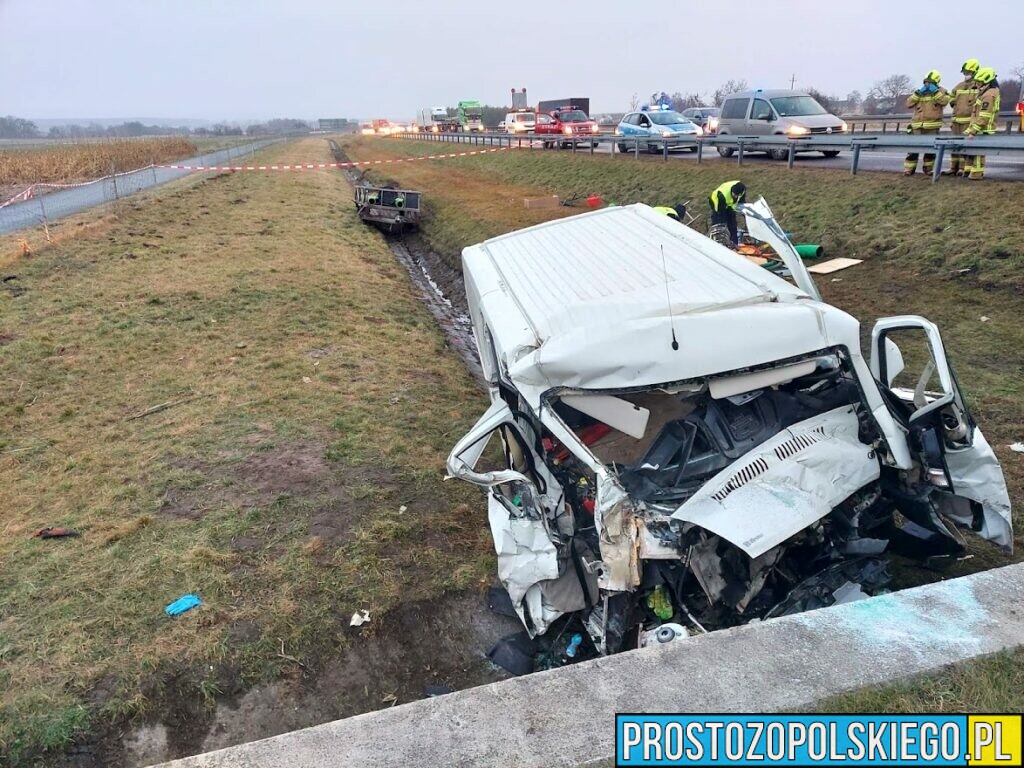 Tragiczny wypadek na autostradzie A4. Nie żyją trzy osoby a jedna w stanie ciężkim została zabrana LPR-em.(Zdjęcia)
