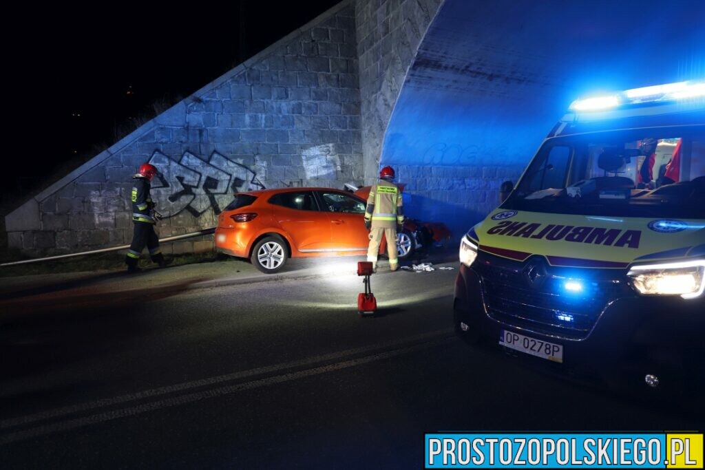 Policjanci ustalają kto prowadził auto, które wjechało w wiadukt kolejowy w Opolu. Kobieta został zabrana do szpitala ,a mężczyzna na komendę policji.(Wideo)