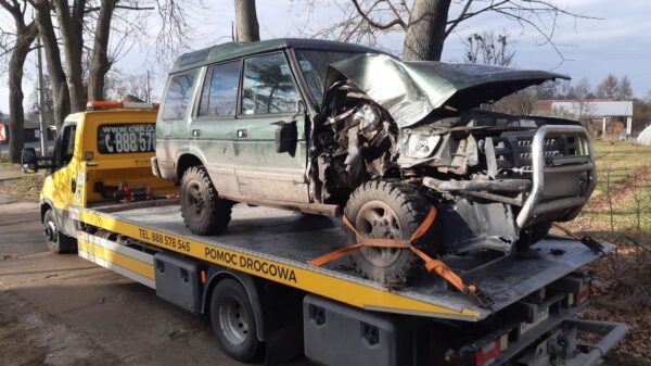 Zderzenie samochodu typu żuraw z autem terenowym w miejscowości Przeczów.(Zdjęcia)
