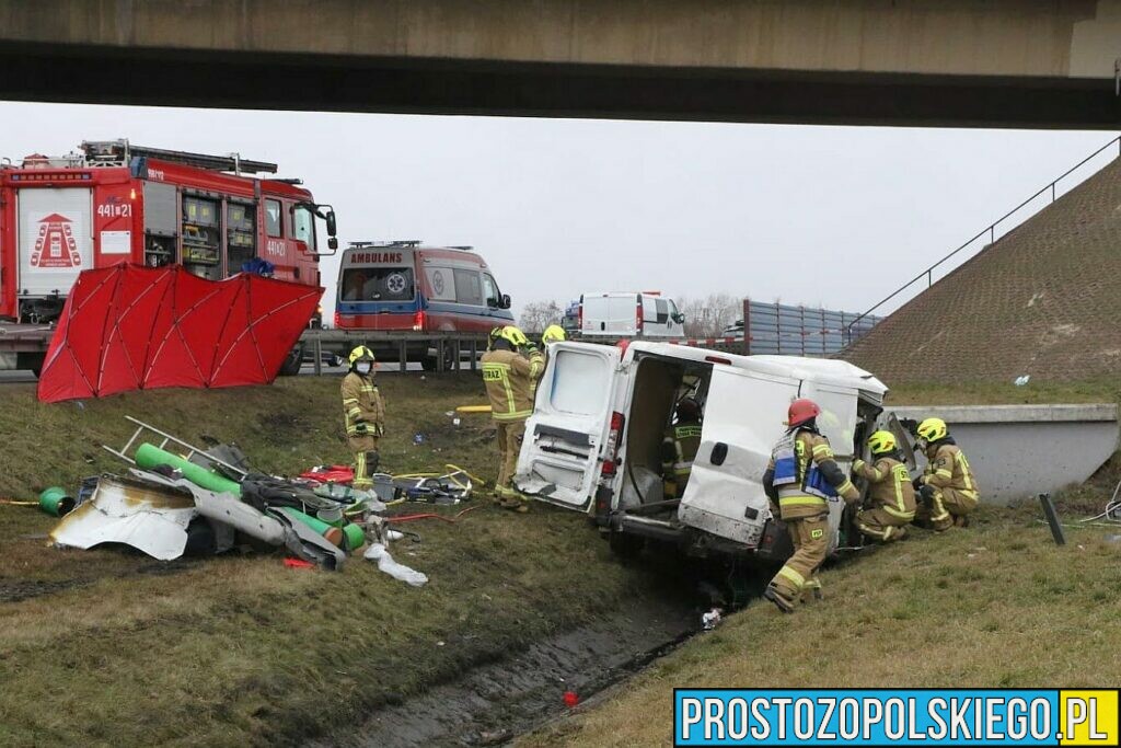 Bus uderzył w przepust na autostradzie A4.Na miejscu lądował LPR. Trzy osoby nie żyją.(Zdjęcia)