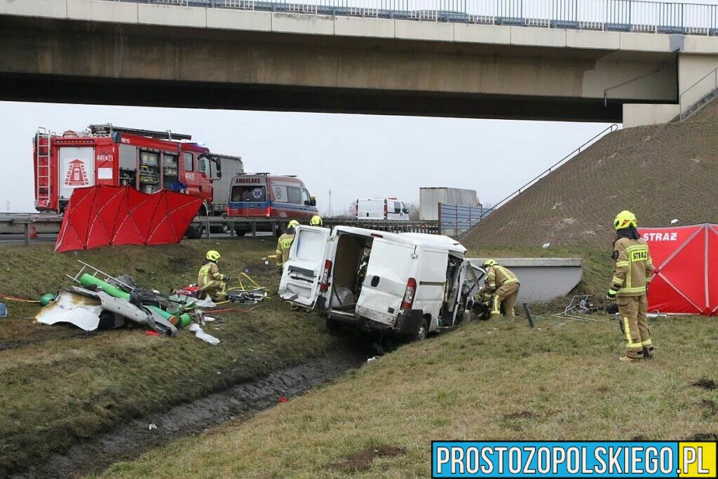 Bus uderzył w przepust na autostradzie A4.Na miejscu lądował LPR. Trzy osoby nie żyją.(Zdjęcia)
