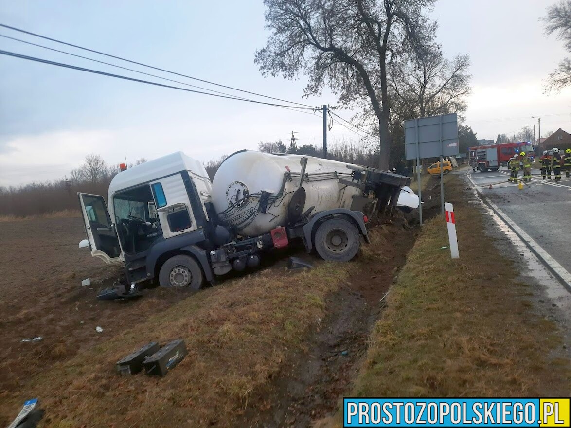 23-latek prowadzący cysternę z gazem zakończył jazdę do rowu na DK42 w Rudnikach.