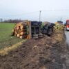 Ciężarówka przewożąca bale drewna wywróciła się do rowu na dk46 w miejscowości Dąbrowa.(Zdjęcia)
