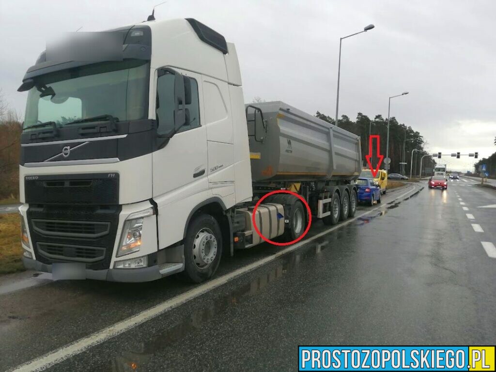 Kierująca skodą 45-latka wjechała na czerwonym świetle na skrzyżowanie i zderzyła się z ciężarówką w Opolu .(Zdjęcia)