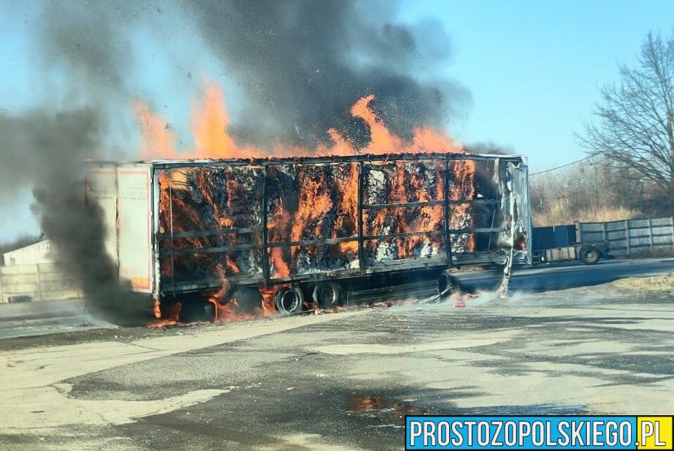 Pożar naczepy z balami papieru w Skarbimierzu-Osiedle.(Zdjęcia)