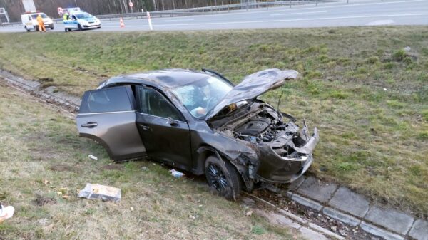 Dachowanie mazdy na autostradzie A4.Samochodem podróżowała rodzina z Ukrainy z dwójką małych dzieci.(Zdjęcia)