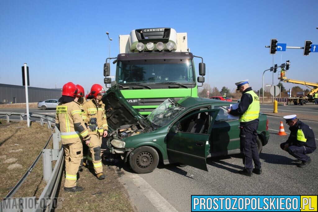 Kierująca oplem wjechał pod ciężarówkę na obwodnicy Opola.(Zdjęcia)