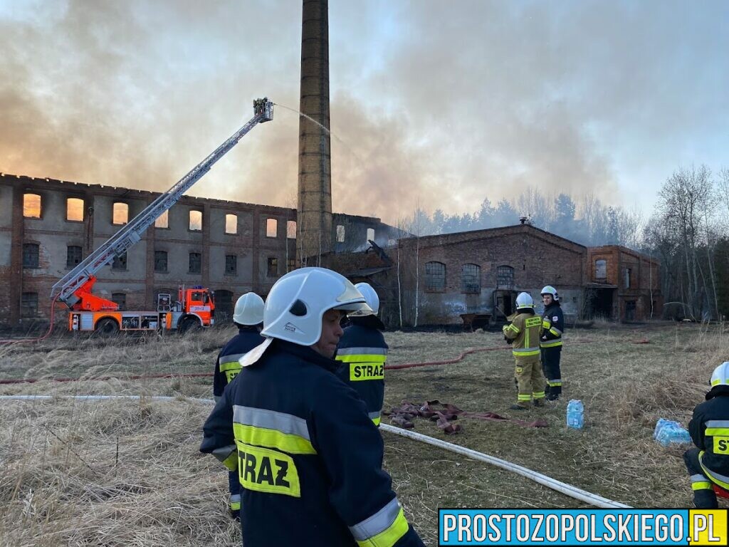 Pożar cegielni w Szydłowie. Na miejscu 16 zastępów straży. (Zdjęcia&Wideo)