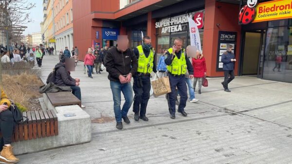 Bójka dwóch mężczyzn na ul. Krakowskiej w Opolu. Jednego z nich zabrano z obrażeniami głowy do szpitala.(Zdjęcia&Wideo)