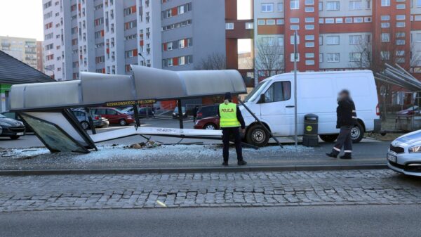 Nagi mężczyzna uprowadził busa i z impetem wjechał w przystanek autobusowy w Opolu. (zdjęcia & wideo).