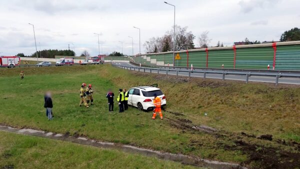 Mercedes wyleciał z autostrady 252 km w kierunku Wrocławia. Jedna osoba została poszkodowana(Zdjęcia)