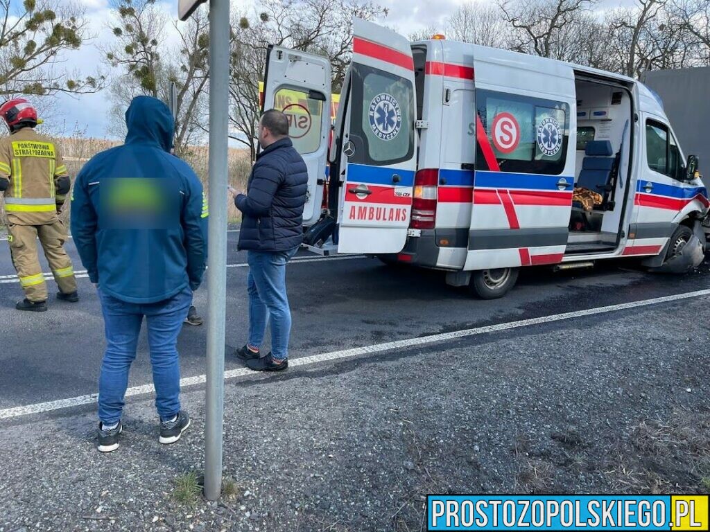 Wypadek karetki na dk94 w miejscowości Borkowice. Jedna osoba została poszkodowana.(Zdjęcia)