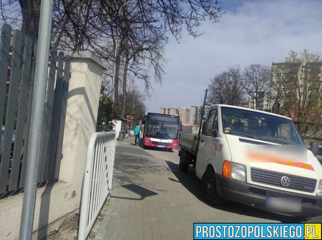 Zderzenie autobusu MZK z autem dostawczym. Kierowca dostał wysoki mandat.(Zdjęcia)