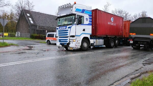 Wypadek na ul. Wrocławskiej w Opolu koło skansenu. Ciężarówka zderzyła się z osobówką . (Zdjęcia)