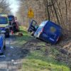 Zderzenie dwóch aut w miejscowości Kup. Bus zakończył jazdę w rowie. Jedna osoba poszkodowana.(Zdjęcia)