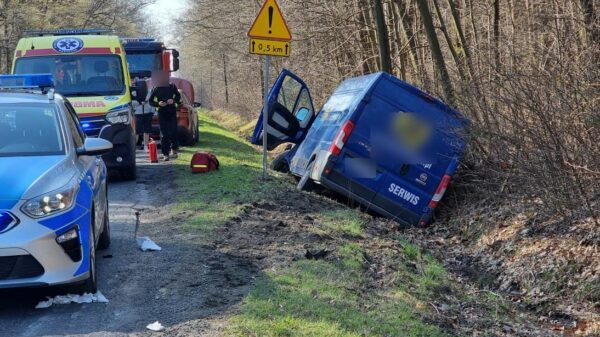 Zderzenie dwóch aut w miejscowości Kup. Bus zakończył jazdę w rowie. Jedna osoba poszkodowana.(Zdjęcia)