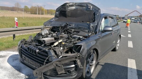 Wypadek na autostradzie A4.Kierujący audi wjechał w busa. Kobieta z małym dzieckiem zabrana do szpitala.(Zdjęcia)