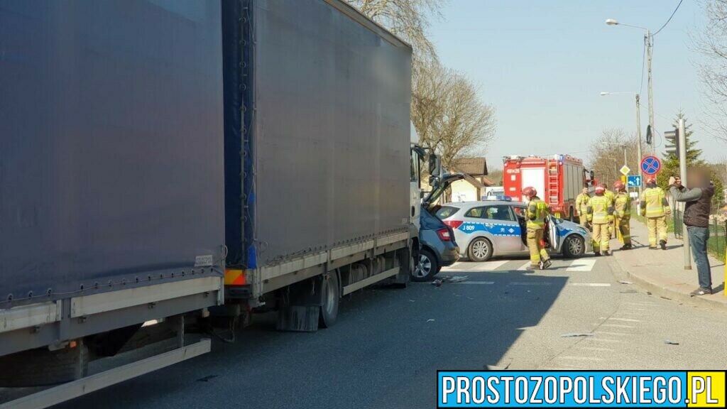 Wypadek na DK94 w miejscowości IZBICKO. Doszło tam do zderzenia ciężarówki ze skodą.