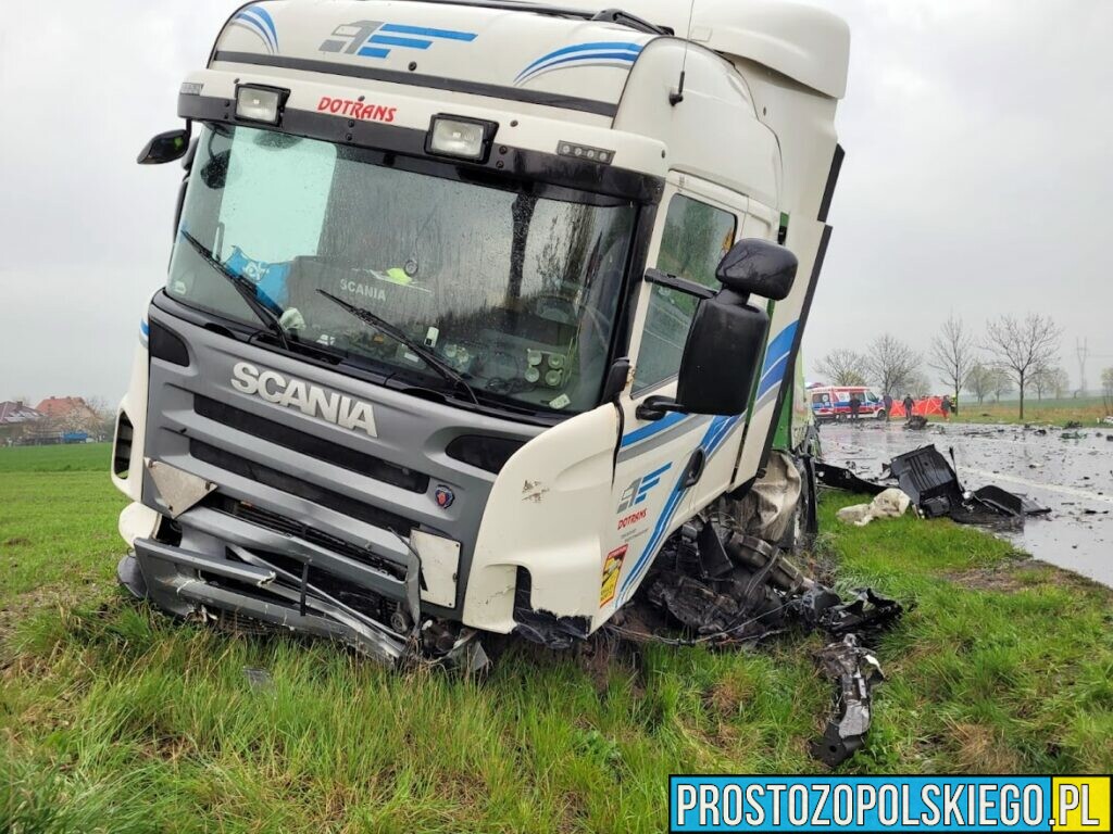 Wypadek śmiertelny na DK46 w miejscowości Grabin. Zderzenie sportowego mercedesa z ciężarówką.(Zdjecia&Wideo)