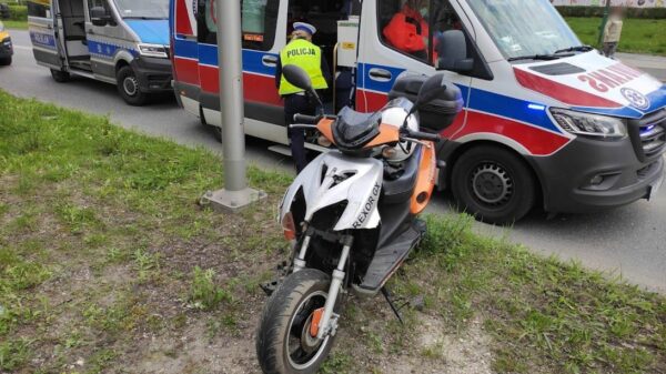 Wypadek na Chabrach w Opolu. Skuter wjechał w busa ,kierujący zabrany do szpitala.(Zdjęcia)