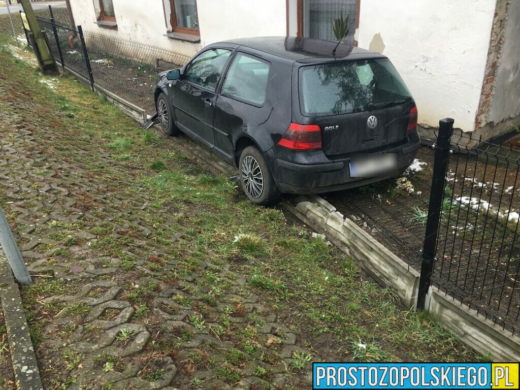 Kierująca autem wjechała w budynek w miejscowości Chróścice.(Zdjęcia)