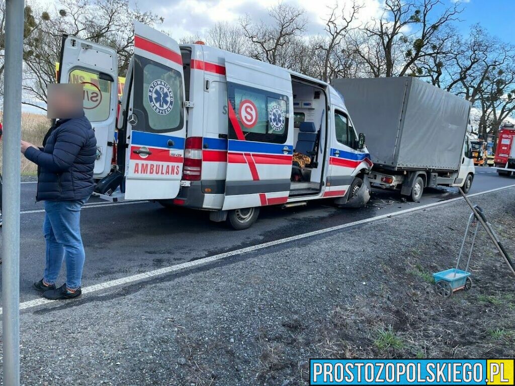 Wypadek karetki na dk94 w miejscowości Borkowice. Jedna osoba została poszkodowana.(Zdjęcia)