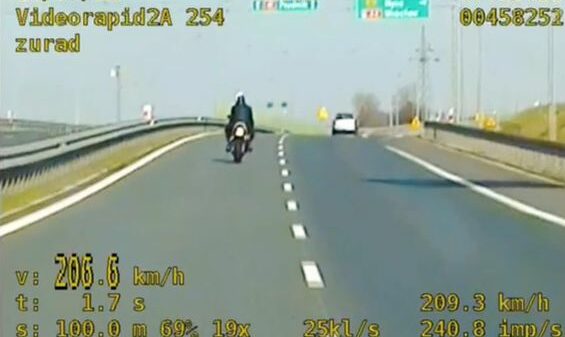 30-letni kierowca rozpędził swój motocykl do 206 km/h. Mężczyzna został ukarany manatem 2500 zł oraz 10 punktami karnymi.