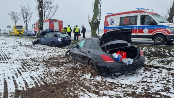 Policjant jadący na służbę został zepchnięty z drogi przez innego kierowcę. Wypadek na DK45 w Kuniowie koło Kluczborka.(Zdjęcia)