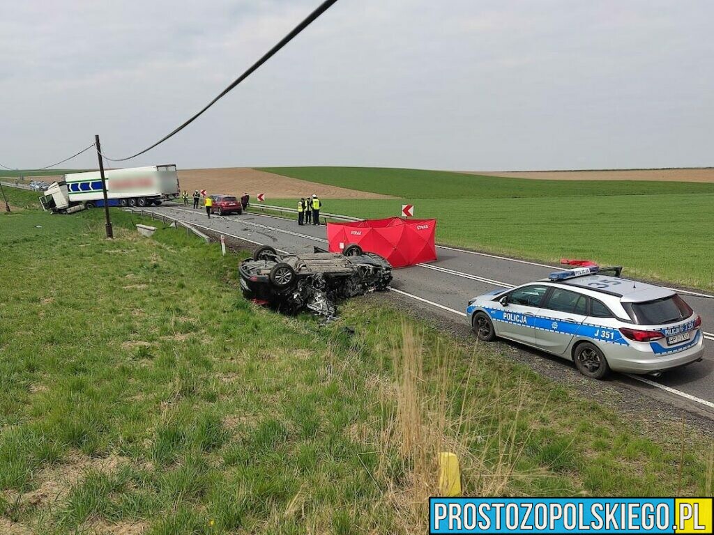 Śmiertelny wypadek na DK40 pod Głogówkiem. Doszło tam do zderzenia ciężarówki z osobówką.