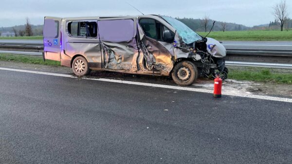 Wypadek na autostradzie A4.Zderzenie ciężarówki, osobówki i busa ,który przewoził pasażerów.(Zdjęcia)