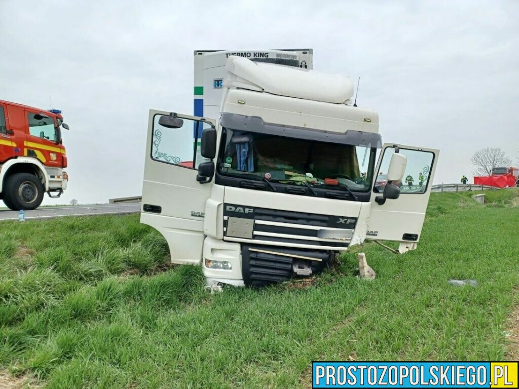 Śmiertelny wypadek na DK40 pod Głogówkiem. Doszło tam do zderzenia ciężarówki z osobówką.