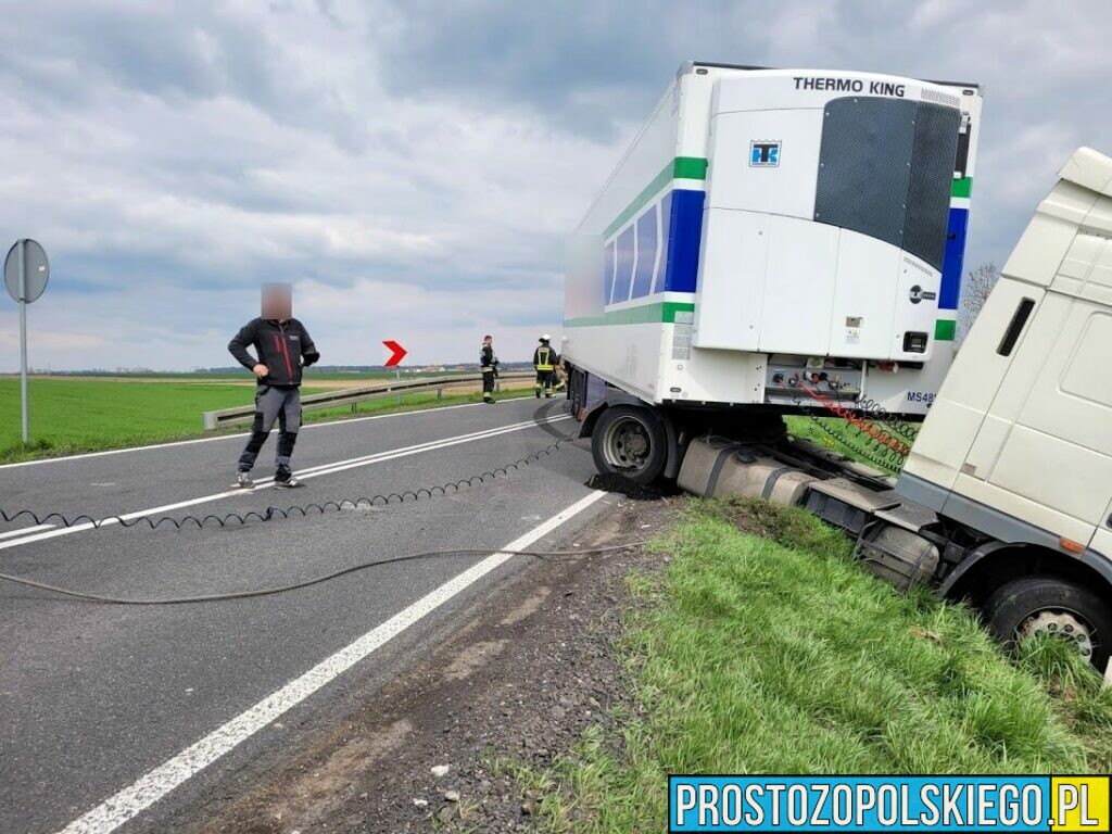 Śmiertelny wypadek na DK40 pod Głogówkiem. Doszło tam do zderzenia ciężarówki z osobówką.