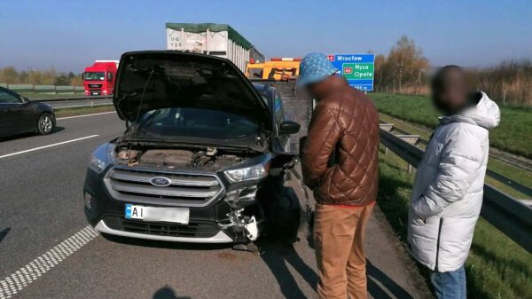 Obywatel Ukrainy kierujący autem zasnął za kierownicą na autostradzie A4 uderzając w barierki.(Zdjęcia)