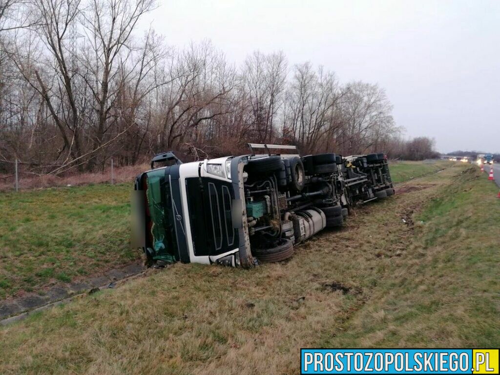 Ciężarówka z przesyłkami kurierskimi leży na boku na autostradzie A4.(Zdjęcia)