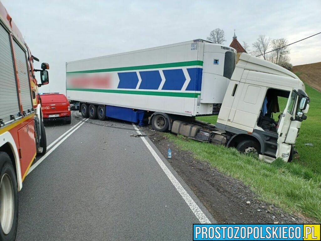 Śmiertelny wypadek na DK40 pod Głogówkiem. Doszło tam do zderzenia ciężarówki z osobówką.