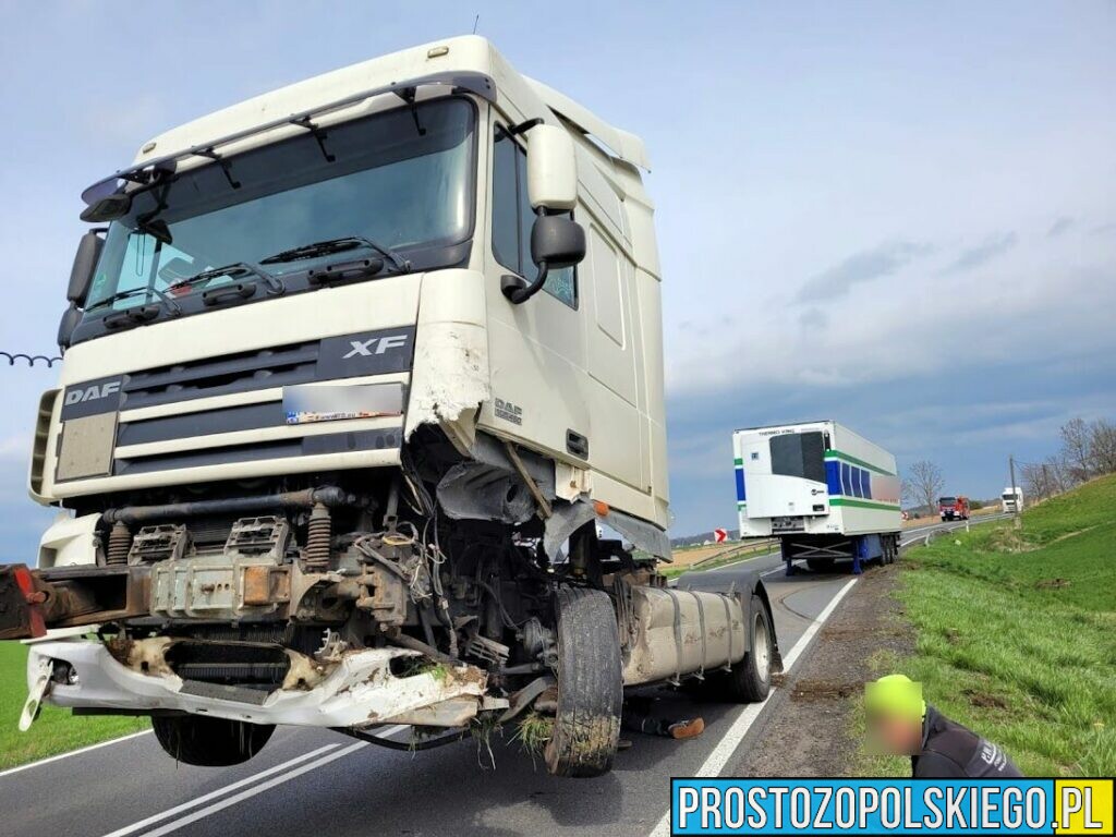 Śmiertelny wypadek na DK40 pod Głogówkiem. Doszło tam do zderzenia ciężarówki z osobówką.