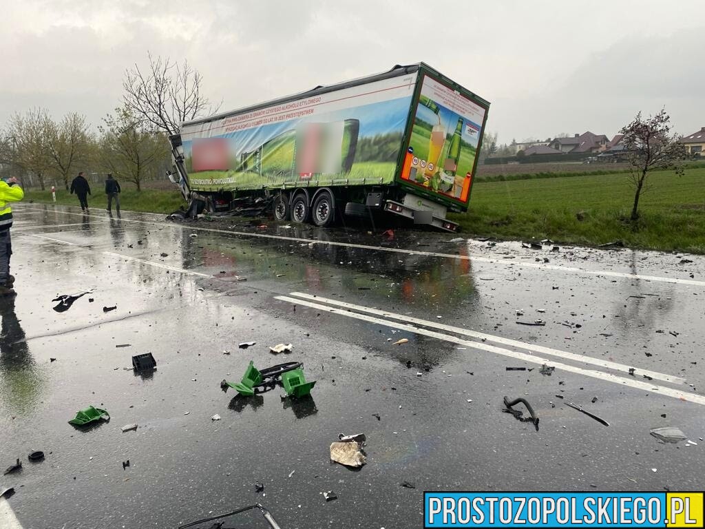 Wypadek śmiertelny na DK46 w miejscowości Grabin. Zderzenie sportowego mercedesa z ciężarówką.(Zdjecia&Wideo)