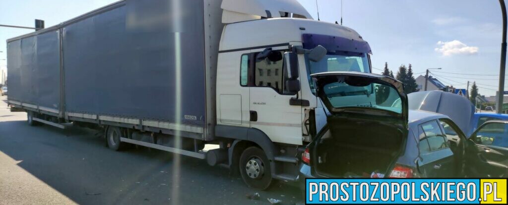 Wypadek na DK94 w miejscowości IZBICKO. Doszło tam do zderzenia ciężarówki ze skodą.(Zdjęcia)
